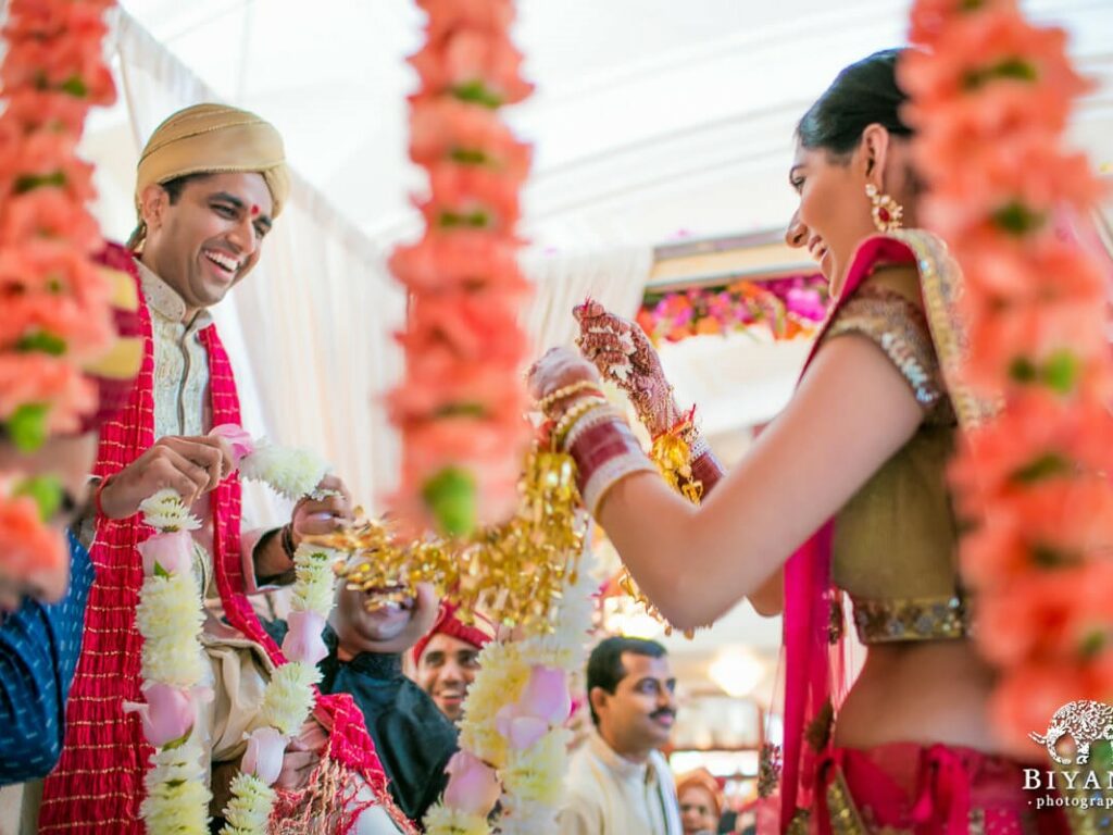 sikh couple exchange garlands milini